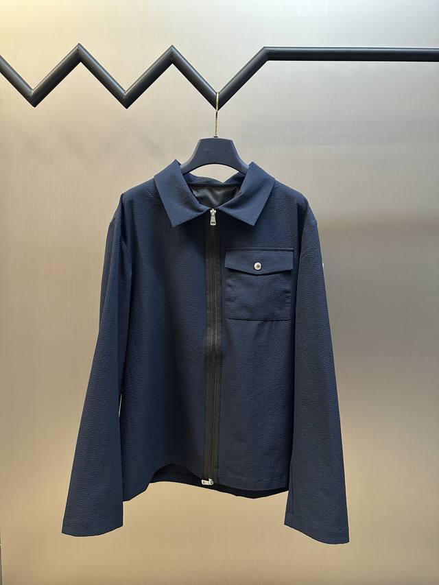 Moncler 泡泡皱衬衫式夹克选用76%的高棉含量＋24%聚酯纤维的棉质混纺梭织面料。高棉含量确保了面料柔软、亲肤、透气性较好等优点，少量聚酯纤维的加入平衡了