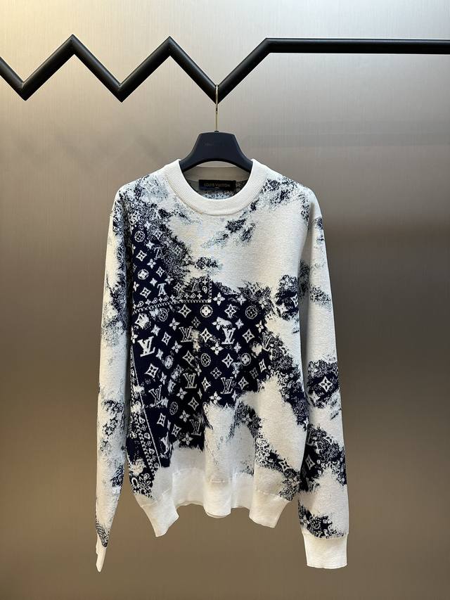 Lv 蓝白渐变毛衣采用14针电脑横机织针，针路密度小，要还原原版的完美效果，开发高版本难度极大，时间成本开发成本大大的增加，为了图案赋予漂白扎染效果，是通过提花