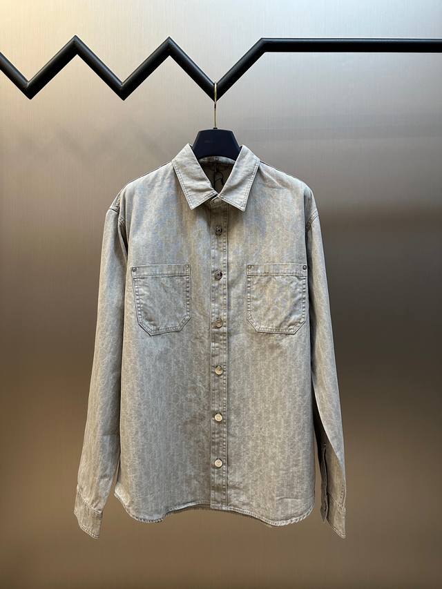 Dior 段染纱拔印衬衫面料采用40S双股细珠帆全棉布，根据原版打色订染大货面料颜色，采用蜡染工艺制作，开圆网Cd字母花型，采用进口浆料，活性拔印工艺，成衣进行