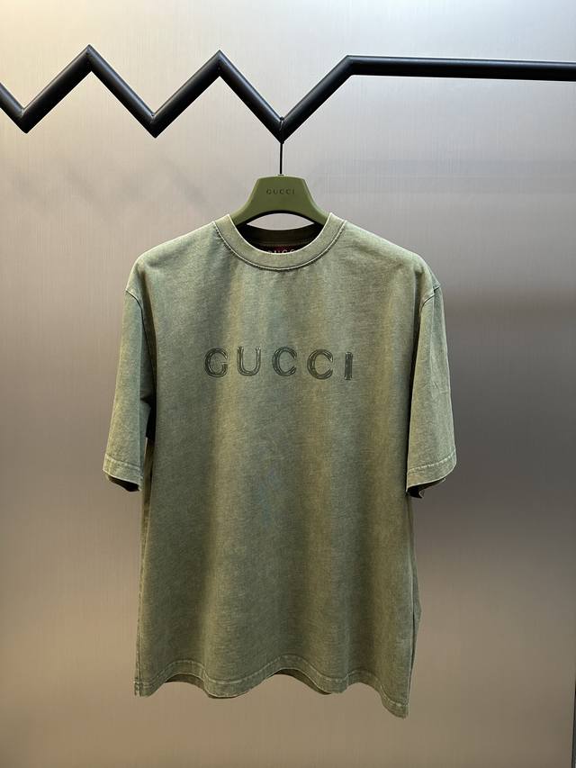 Gucci 旧草绿印花短袖纯棉质针织平纹面料，采用15S精棉平纹面料，230G；搭配32S双纱螺纹，300G。采用精梳工艺处理的棉纤维制成的平纹织物，相对于普通