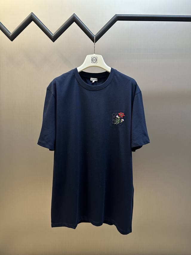 罗意威 小红花徽标刺绣短袖轻盈质地纯棉质面料。采用15S精棉平纹，230G；搭配 32S双纱拉架螺纹，350G。精棉面料通常具有较好的吸湿性、透气性、保暖性和耐