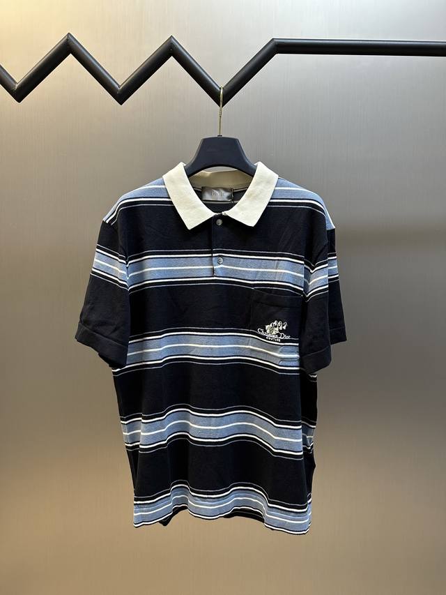 Dior 铃兰刺绣翻领Polo短袖蓝色棉质混纺毛料提花，蓝色间条棉质混纺毛织面料，融合了经典条纹元素与奢侈品牌的精致工艺。棉质混纺毛料织编，材质具备透气性与垂感