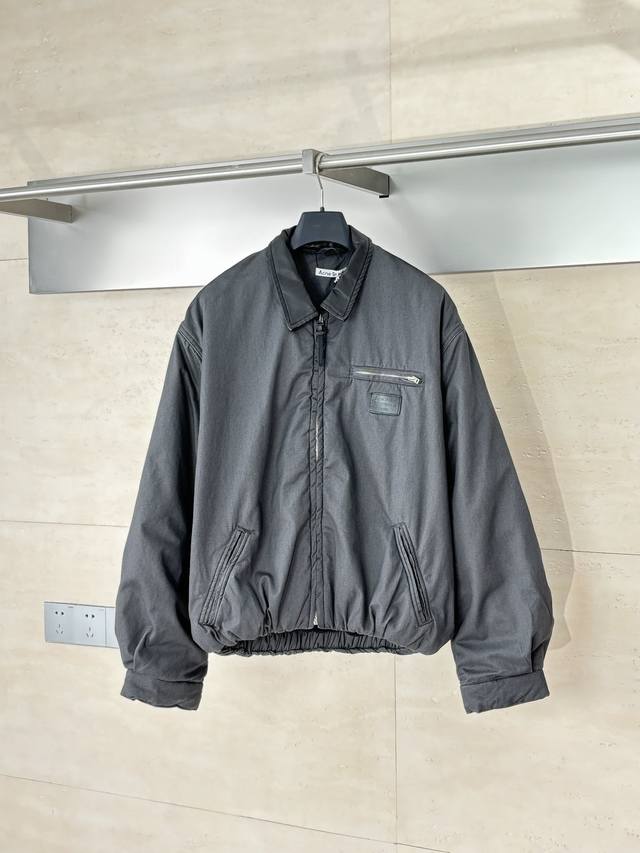 Acne Studi* 25Fw 巴恩风皮领夹棉拉链夹克外套采用高克重14Oz长绒棉斜纹织造，经双重洗水工艺 酵素洗+浮石磨 处理，呈现自然褪色效果，确保每件夹