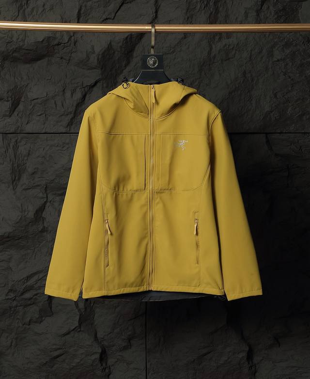 Arc'teryx 始祖鸟2025最新款 顶版本 秋冬男士新品 软壳冲锋衣！连帽外套更是秋冬衣橱里必不可少的一件！胸口印花Logo 视觉更立体有型，经典立体剪裁