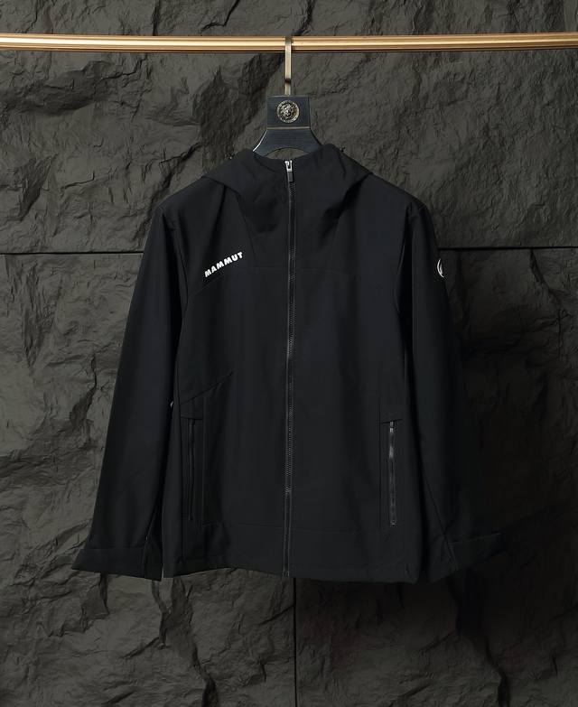 猛玛象2025最新款 顶版本 秋冬男士新品 全压胶防风防雨冲锋衣！连帽外套更是秋冬衣橱里必不可少的一件！胸口手臂 印花Logo 视觉更立体有型，经典立体剪裁 商