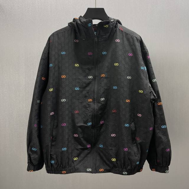 Gu 彩色切丝Gg提花夹克Size: S-Xl2025早秋系列融汇纹理、图案和色彩，令日常衣橱实现魅力进阶。这款夹克以黑色和彩色Gg切丝匠心打造，通体缀饰Gg切
