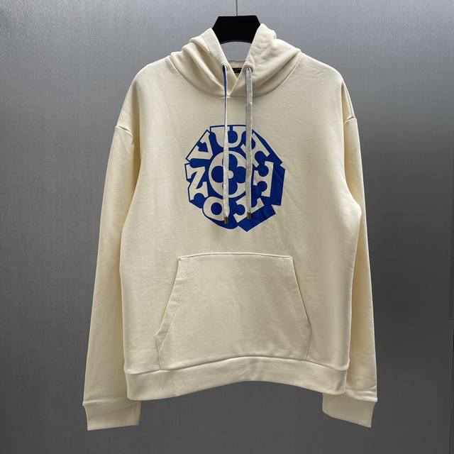 Lu 蓝色印花连帽卫衣Size : S-Xl本款连帽衫以素净棉质针织成就夏日轻盈之选，再借明快 Vuitton Flower 图案宣告 2025 秋冬秀场风尚，