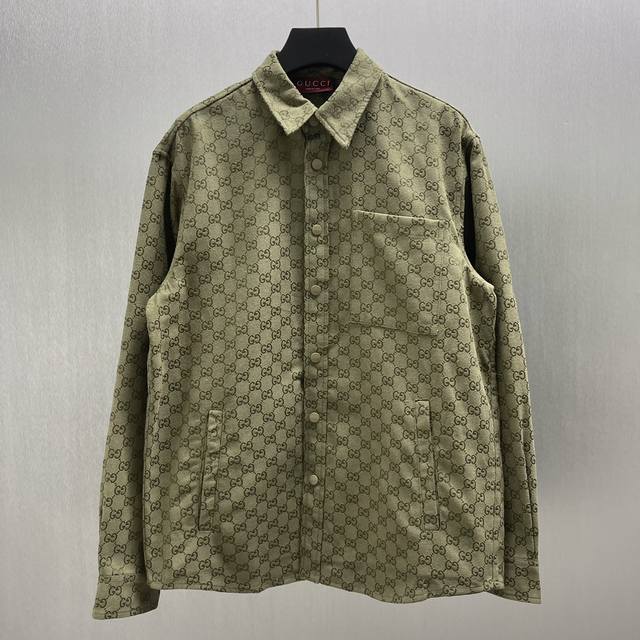 Gu 森林绿Gg帆布衬衫Size : S-Xl2025早秋系列选用沉敛的黑色、灰色与绿色调，巧妙点缀雅致花卉刺绣、压花标识等工艺细节，一展品牌魅力。这款衬衫采用