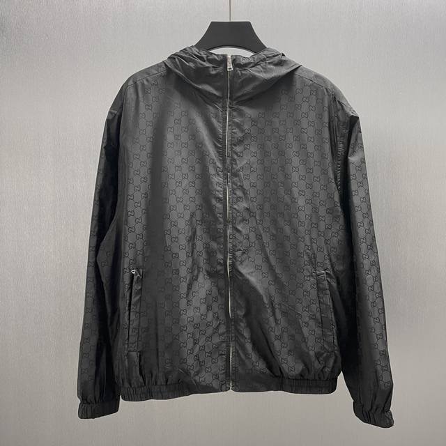 Gg尼龙提花拉链夹克Size: S-Xl2025早秋系列选用低调的黑色、灰色与绿色调，巧妙点缀精致花卉刺绣、压花标识等工艺细节，尽显别致魅力。这款可折叠连帽夹克