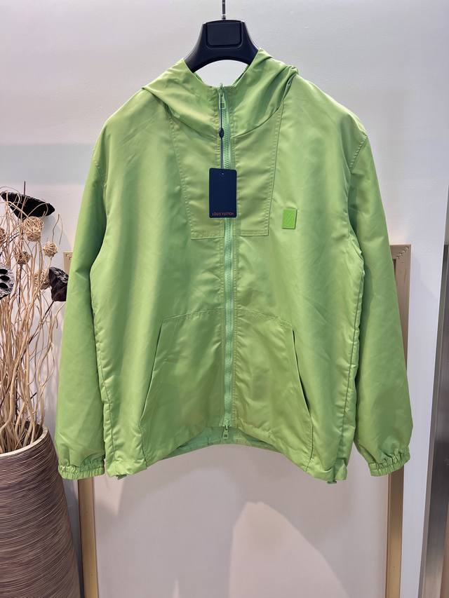 Size：46 48 50 52 宝蓝 绿 灰色两色 男女同款 19752413564000241V路易家经典双面提花连帽拉锁风衣 冲锋衣外套 仅限干洗