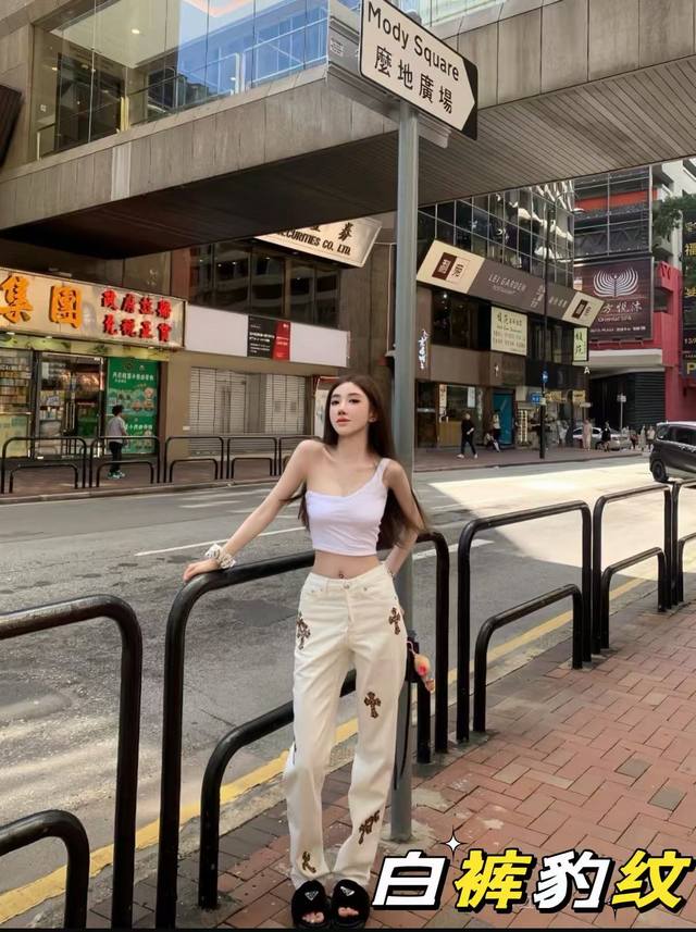 模特图 Chrome Hearts Mattyboy涂鸦彩绘豹纹马毛十字架牛仔裤意产特种牛皮印花再切割 订制羊皮三层粗线帖皮 整体拼接在重水水洗工艺 匠人手工泼