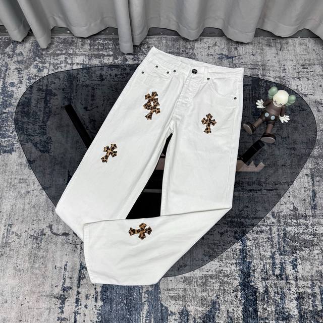 Chrome Hearts Mattyboy涂鸦彩绘豹纹马毛十字架牛仔裤意产特种牛皮印花再切割 订制羊皮三层粗线帖皮 整体拼接在重水水洗工艺 匠人手工泼墨 细节