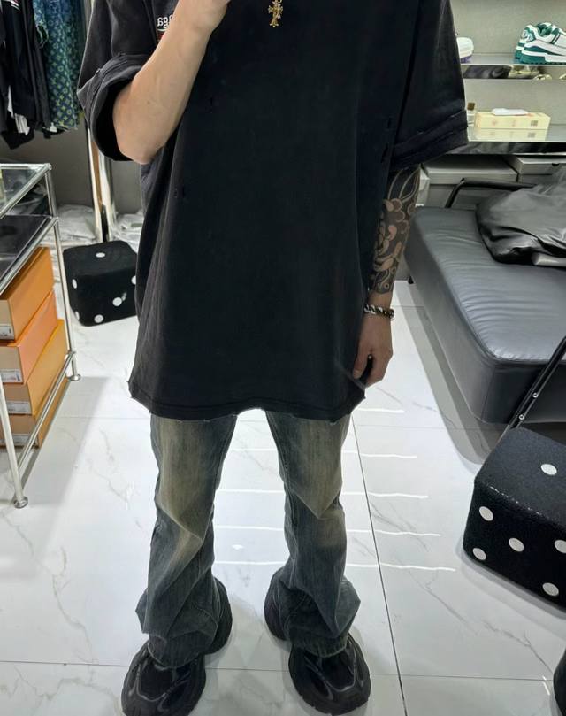 模特图 Balenciaga ｜Look Book 巴黎世家 24Fw 竖纹竹节条纹微喇弯刀牛仔裤质地厚实 防皱防缩防变形 裤脚微喇叭版型显瘦显高 重度水洗呈现