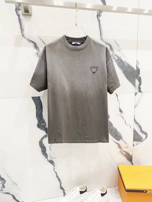 Prada 普拉达 320克洗水短袖简约三角标贴布刺绣Logo标识官方同步 1:1原版开模时尚个性 百搭潮流纯原品质 原版洗水面料吊牌 领标 水洗麦 三标齐全颜