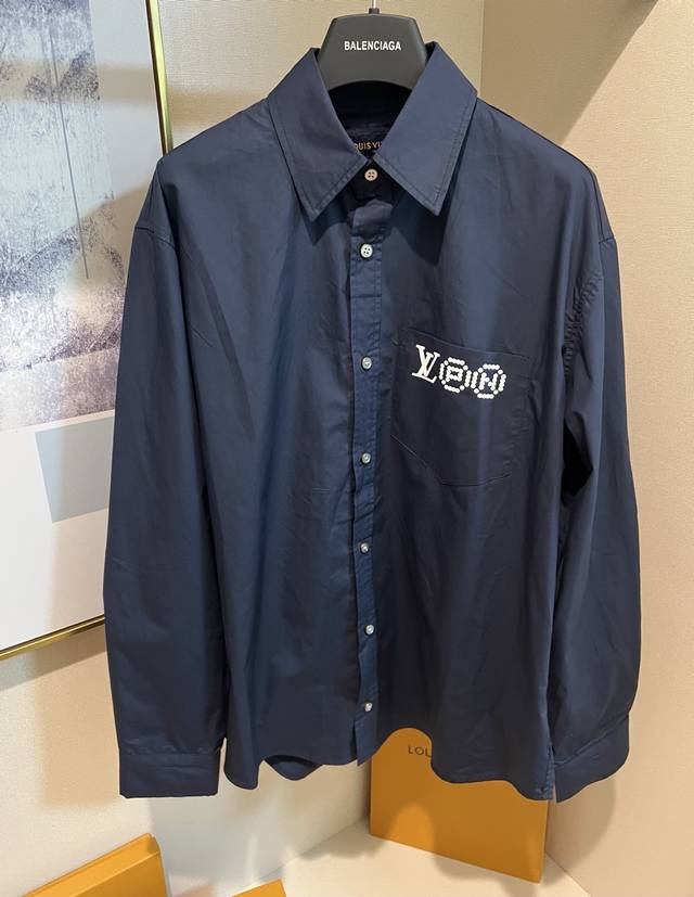 Size : S M L Xl 1V25Ss人头衬衣 面料采用高支高密洗水棉布，预先烧毛缩水处理，手感舒适上身亲肤。手工绘图精修细节，多次打版调色最终确认颜色，