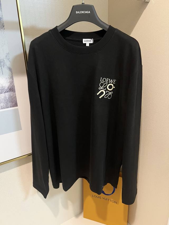 Size S M L Xl 2配色：黑色 白色 男女同款 Loewe罗意威 本款棉质长袖 T 恤以当季色调传递典雅韵味，成就日常搭配佳选。左侧刺绣含蓄标注品牌身