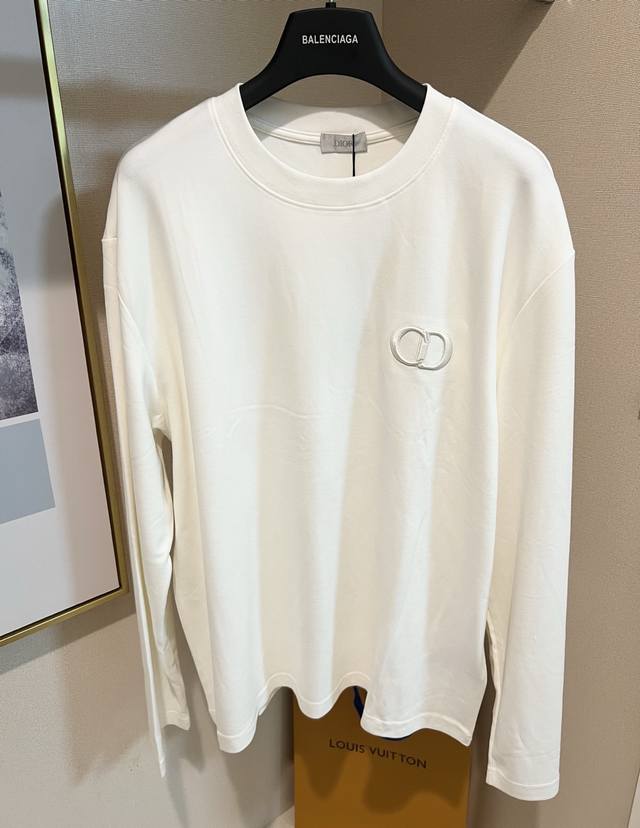 Size S M L Xl 2配色：黑色 白色 男女同款 Dior迪奥 本款棉质长袖 T 恤以当季色调传递典雅韵味，成就日常搭配佳选。左侧刺绣含蓄标注品牌身份，