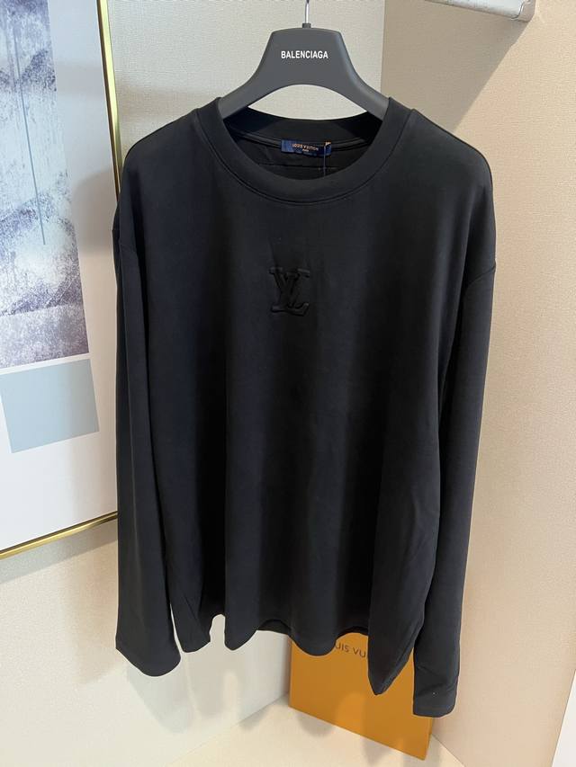 Size S M L Xl 2配色：黑色 白色 男女同款 1V路易家 本款棉质长袖 T 恤以当季色调传递典雅韵味，成就日常搭配佳选。胸前 Lv 刺绣压纹含蓄标注