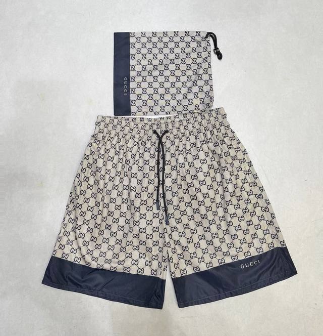 Gucci 满印字母沙滩裤 码数：S-Xl 面料：涤纶聚酯纤维面料 工艺：满印 版型：合身版型尺码： 描述：采用客定涤纶聚酯纤维面料打造，原版定制五金辅料，穿着
