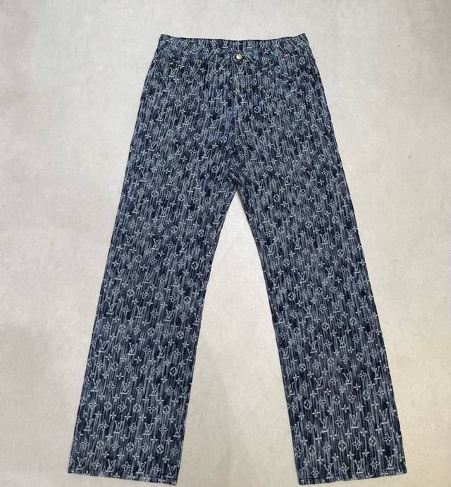 1V路易 25Fw提花字母牛仔裤17, 第一时间购入Zp操作，复古赛络纺提花露纱面料，通过洗水及砂石打磨，形成做旧质感，色泽过度自然，整件衣服不偷工减料最小码3