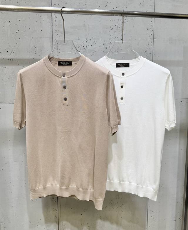 Loro Piana Lp110Ss亨利领针织短袖采用客定定制面料，本款式使用德国进口斯托尔7.2针型机器采用浮线提花，所采用纱线跟原版纱线真丝含量一致100%