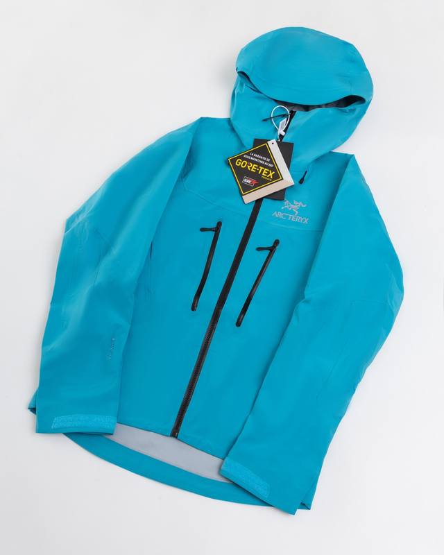 款号J99 脂鲤蓝白底图顶级版本Arcteryx始祖鸟 Alpha系列 Sv 第7代 Gore-Tex Pro 刺绣Logo图案休闲运动连帽拉链硬壳冲锋衣滑雪服