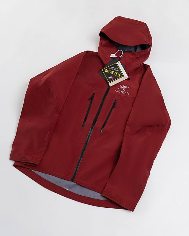 款号J99 波尔多红白底图顶级版本Arcteryx始祖鸟 Alpha系列 Sv 第7代 Gore-Tex Pro 刺绣Logo图案休闲运动连帽拉链硬壳冲锋衣滑雪
