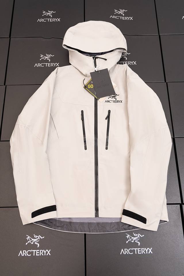 顶级品质 象牙白实拍 款号J98Arc'teryx 始祖鸟第六代Sv Arcteryx Alpha Sv Gtx 向导级硬壳冲锋衣男女同款 S到Xxl 原版一致