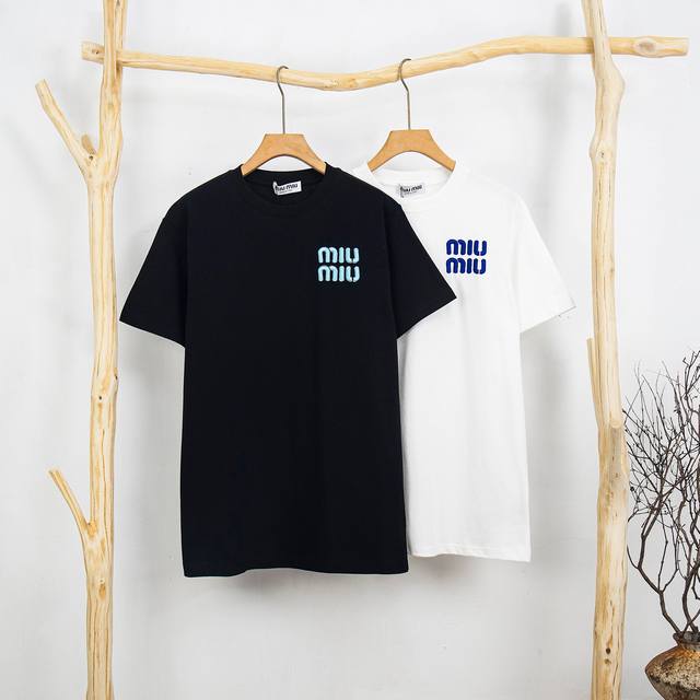 Miumiu 缪缪25Ss刺绣字母Logo短袖T恤面料：采用300克26支精梳紧密双纱纯棉顶级版本！男女同款！颜色：黑色 白色尺码：Xs-L