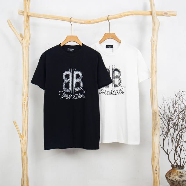 Balenciaga 巴黎世家 2025新款字母印花短袖T恤面料：采用300克26支精梳紧密双纱纯棉顶级版本！男女同款！颜色：黑色 白色尺码：Xs-L