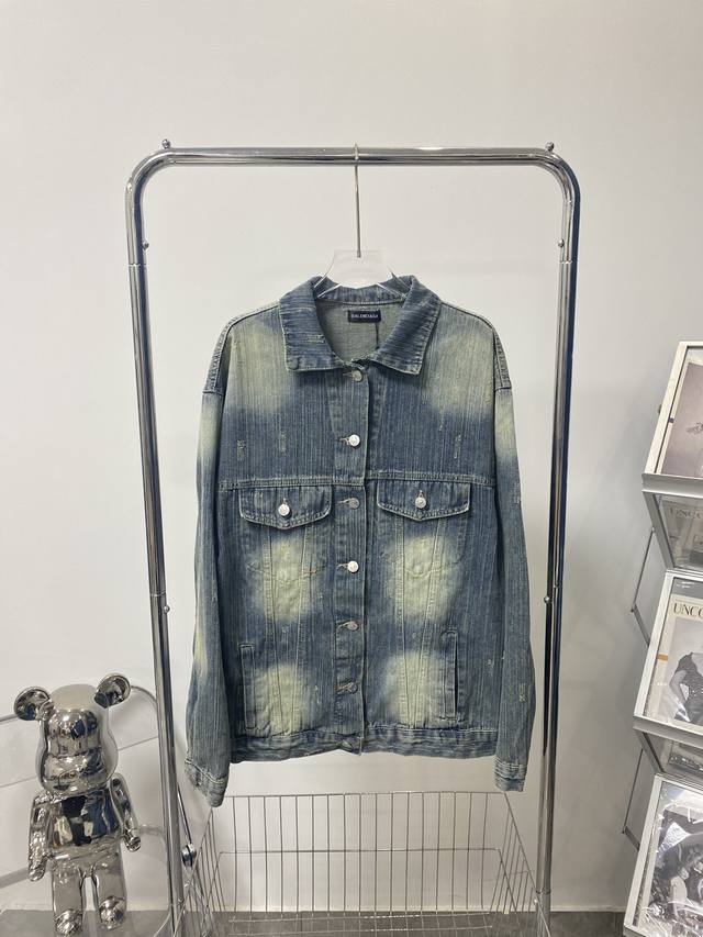 Blcg 23Fw 巴黎世家后背烫钻牛仔外套原18,496购入， %纯棉斜纹丹宁材质，由意大利进口高密度器械制造。原胚底不含氨纶几乎无弹，传达牛仔单品本身的拙朴