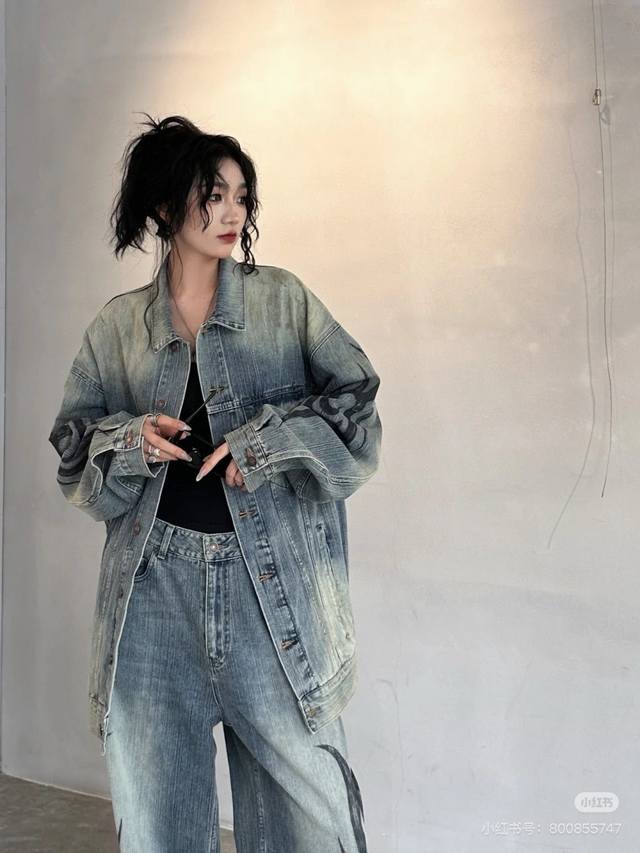模特图 Balenciaga 巴黎世家 Fw24梵文图腾印花牛仔宽松夹克外套轻奢主义 男女日常通勤穿搭必备单品 正确版本 随意对比详细特征 涂鸦手绘印花 红外线