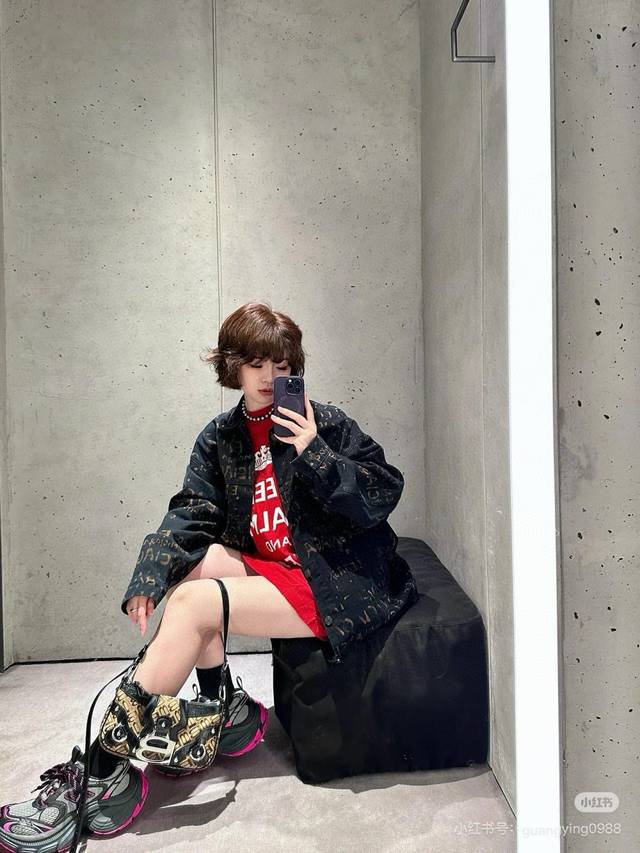 模特图 Balenciaga 巴黎世家水洗经典款字母满印外套定制7*7双韵交辉织锦 质地细腻 舒适贴肤 饰以满印Bleachy Allover标识点缀 以洗水复
