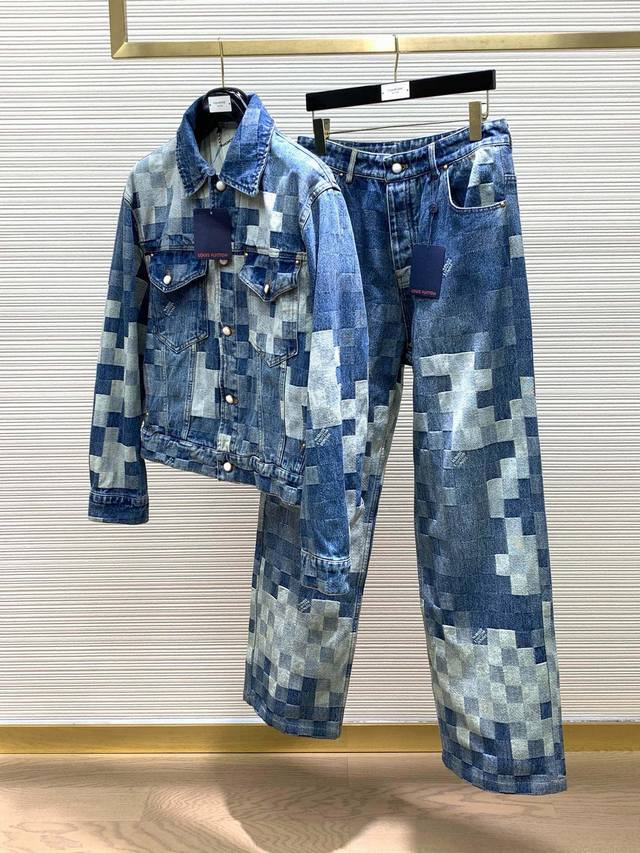 模特图 顶级复刻 区别通货！外套同款有货 Louis Vuitton 路易威登 Lv马赛克牛仔长裤#丹宁布铺陈全幅 Damoflage 提花丹宁布是一种源于法国