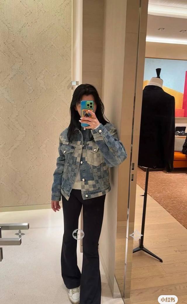 模特图 Lv 路易威登 春夏季 菲董操手 马赛克牛仔外套 也太懂年轻人的审美啦！！就问你好不好看！今年的新系列！以全幅 迷彩 马赛克 图案为背景 全件配有珍珠