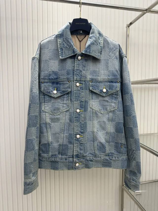 Lv路易威登 24Ss 棋盘格翻领牛仔外套原19,160购入，菲董联名第二季系列。面料采用定织粗斜纹布丹宁牛仔布，定染对色靛蓝效果做3D方格提花工艺。通过色织提