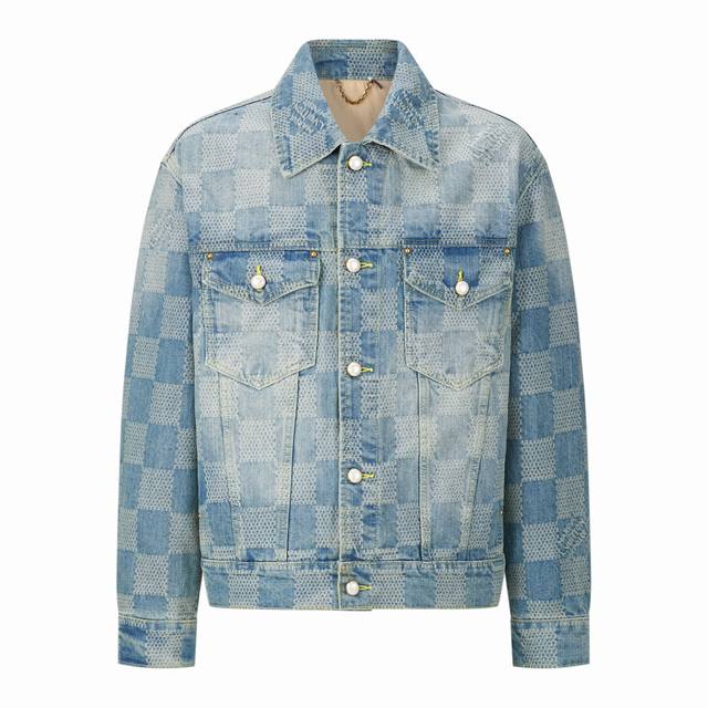 Lv路易威登 24Ss 棋盘格翻领牛仔外套原19,160购入，菲董联名第二季系列。面料采用定织粗斜纹布丹宁牛仔布，定染对色靛蓝效果做3D方格提花工艺。通过色织提