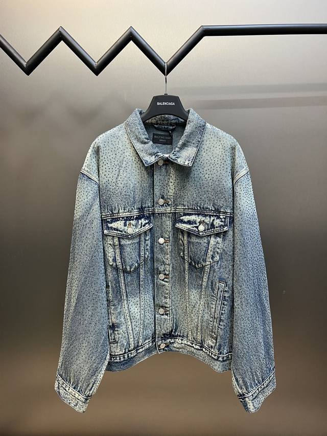 巴黎世家满钻烫钻牛仔外套Balenciaga巴黎世家#牛仔外套系列全身采用施华洛世奇水钻，高温整烫工艺，阳光下上身布灵布灵的超级闪，上身满满的高级奢华感。独家订