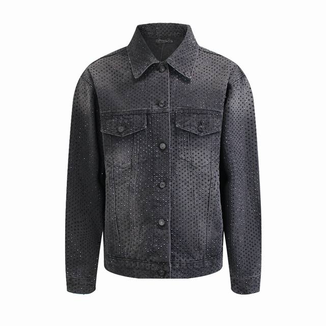 黑色下架巴黎世家满钻烫钻牛仔外套Balenciaga巴黎世家#牛仔外套系列全身采用施华洛世奇水钻，高温整烫工艺，阳光下上身布灵布灵的超级闪，上身满满的高级奢华感