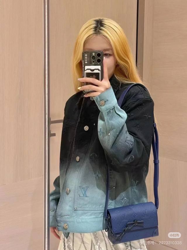 模特图 顶级复刻！Louis Vuitton 路易威登北极光火焰渐变牛仔外套工艺说明：选用定制扎染渐变面料，100%棉，本款牛仔束腰夹克依托渐变扎染工艺，展现由