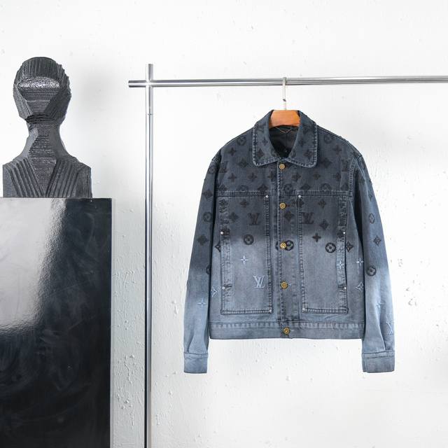 顶级复刻 Louis Vuitton 路易威登北极光火焰渐变牛仔外套工艺说明：选用定制扎染渐变面料，100%棉，本款牛仔束腰夹克依托渐变扎染工艺，展现由暗至亮的