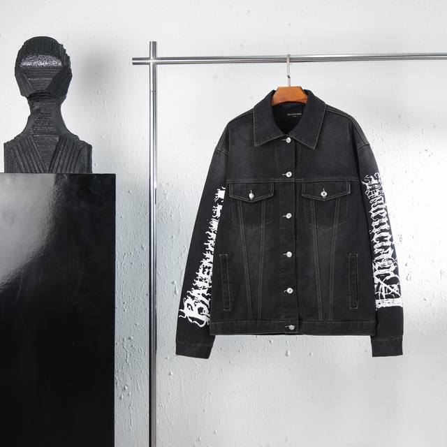 顶级复刻 Balenciaga Ss24 巴黎世家龙年限定牛仔宽松夹克男女同款Ss24巴黎世家走秀款龙年限定系列，春夏新款采用460克高端定制面料，洗水效果极佳