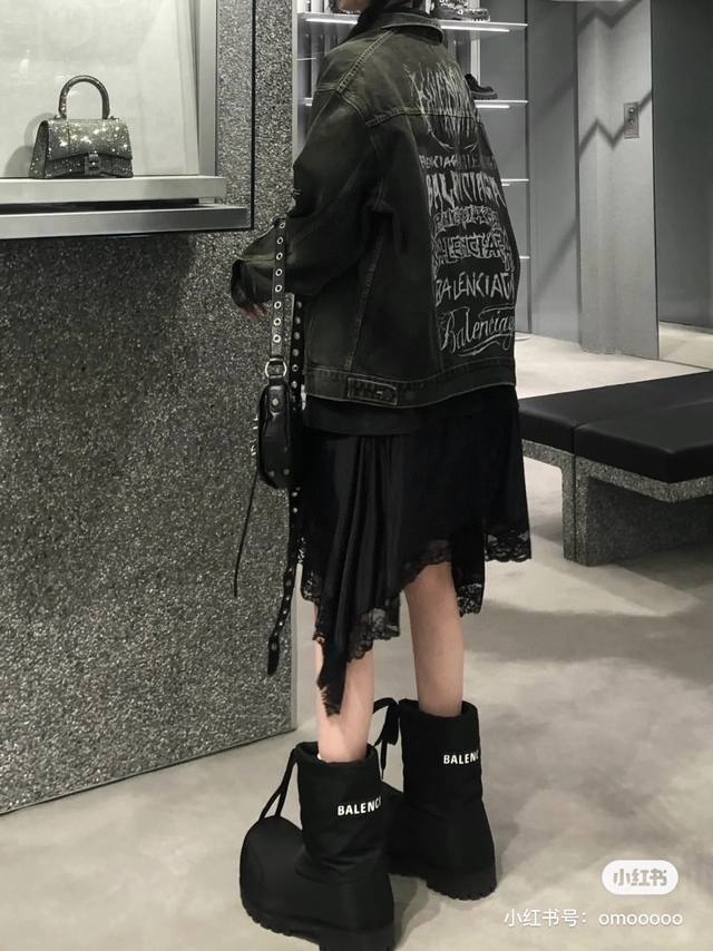 模特图 顶级复刻！Balenciaga Ss24 巴黎世家龙年限定牛仔宽松夹克男女同款Ss24巴黎世家走秀款龙年限定系列，春夏新款采用460克高端定制面料，洗水