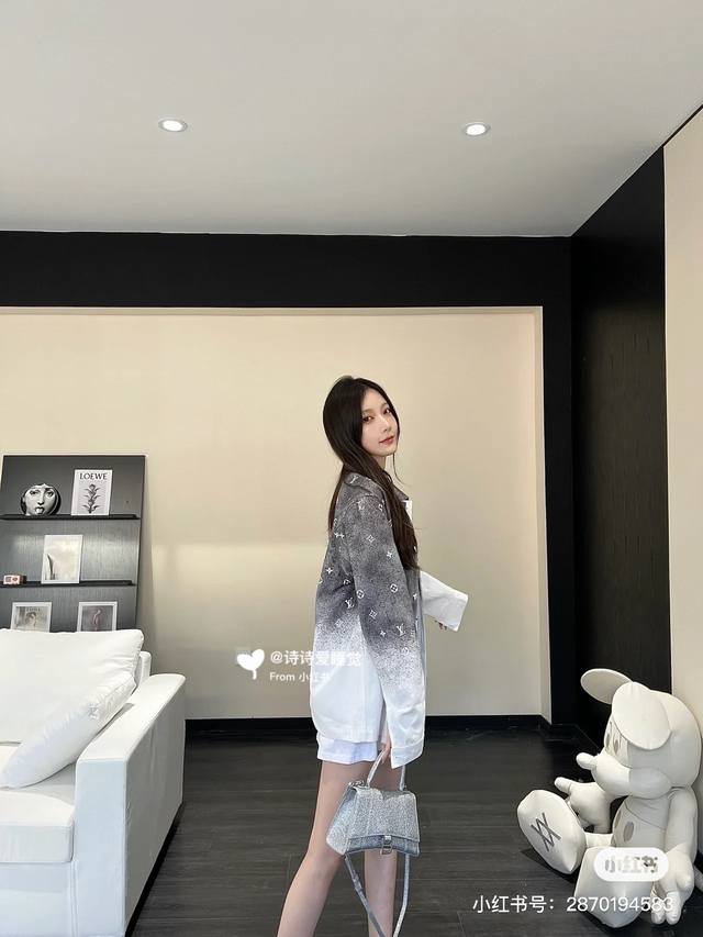 模特图 Louis Vuitton2 Lv路易威登星空渐变牛仔衬衫拼色外套 男女同款 原版购入，面料经过定制正品同样硬度牛仔面料再拿去印花，五金定制正品开模，胸
