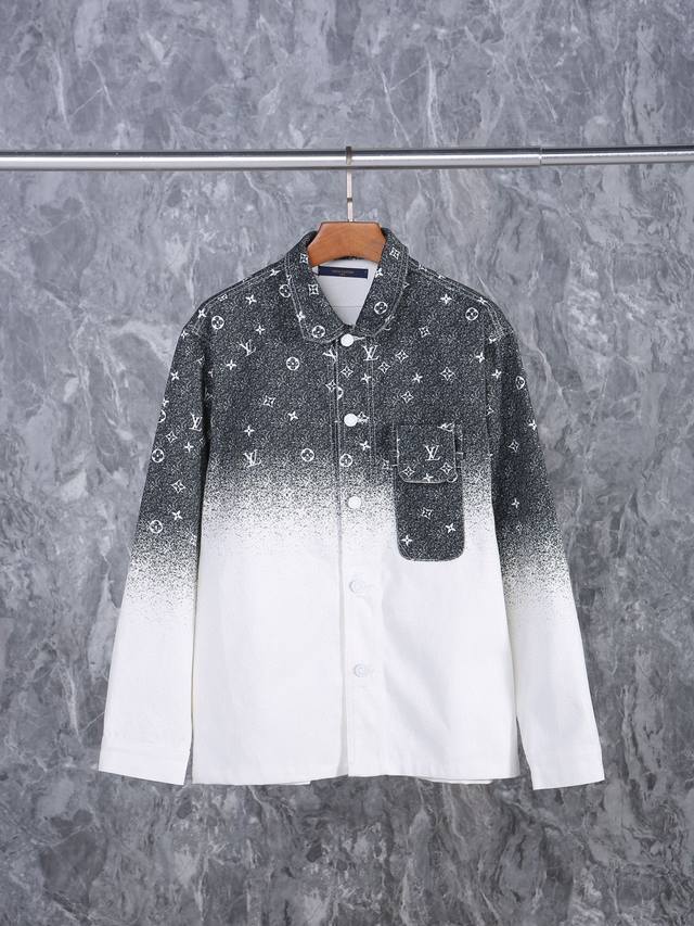Louis Vuitton路易 威登 Lv Ss22 满印星空渐变牛仔外套 莫兰特同款颜色：白灰渐变尺码：M L Xl-面料采用丹宁斜纹牛仔面料，经过脱浆处理，