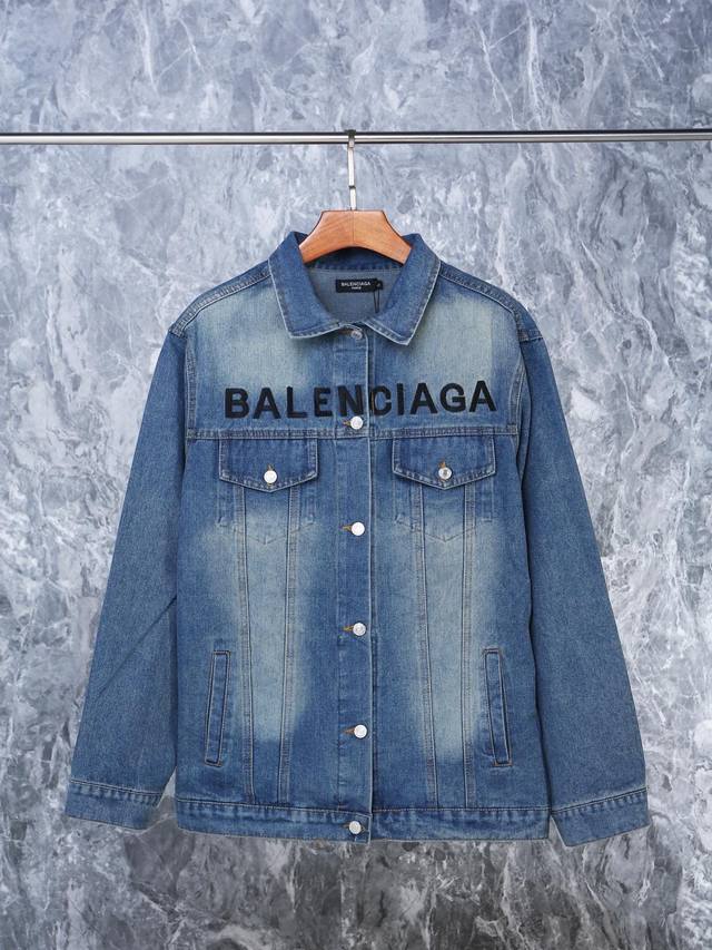 Balenciaga 巴黎世家胸前字母蓝牛仔夹克外套 Balenciaga 巴黎世家 新款胸前Logo刺绣牛仔夹克外套 非常火爆的配色 重工工艺 定制纽扣 假口