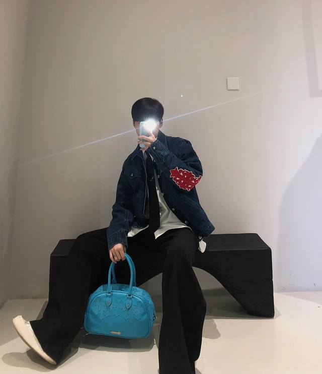 模特图 顶级 边伯贤同款克罗心最新Live纯享版火焰藤蔓拼皮牛仔外套多材质皮十字 拼皮刺绣 牛仔衣柜价N级别，贴布十字花点缀，水洗牛仔！！ 绝对高端的奢华产物，