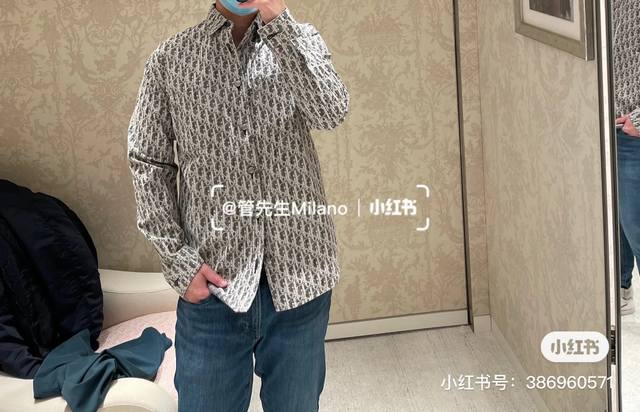 模特图 灰色 Cd*Stu迪奥满印提花衬衫 唯一正确工艺 欢迎随意对比 之前卖的0差评 灰白纱线混织 Logo完美对位 定制Cd纽扣 这款衬衫颜色非常难调 稍微