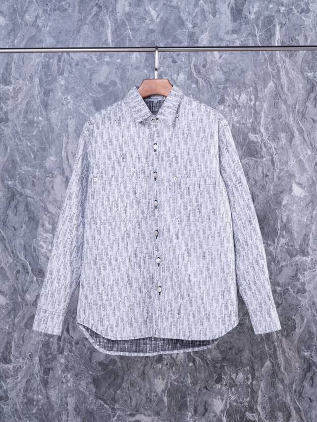 灰色Cd 22Fw 老花满幅Logo提花 长袖牛仔衬衫 澳门原版购入，区别市面版本，独家开模定做铝扣，水洗后长时间存放不易生锈。口袋的小纽扣的“Dior”字母程