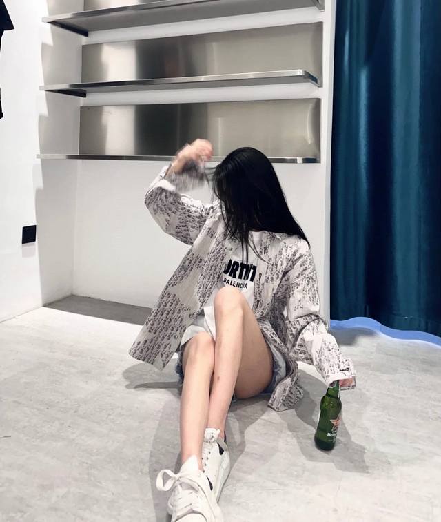 Dior迪奥印花牛仔衬衫外套 面料采用黑色和白色棉质牛仔布精心制作 通体饰以白色漂白效果 Oblique印花Oblique Kasuri 印花从日本古老纺织工艺